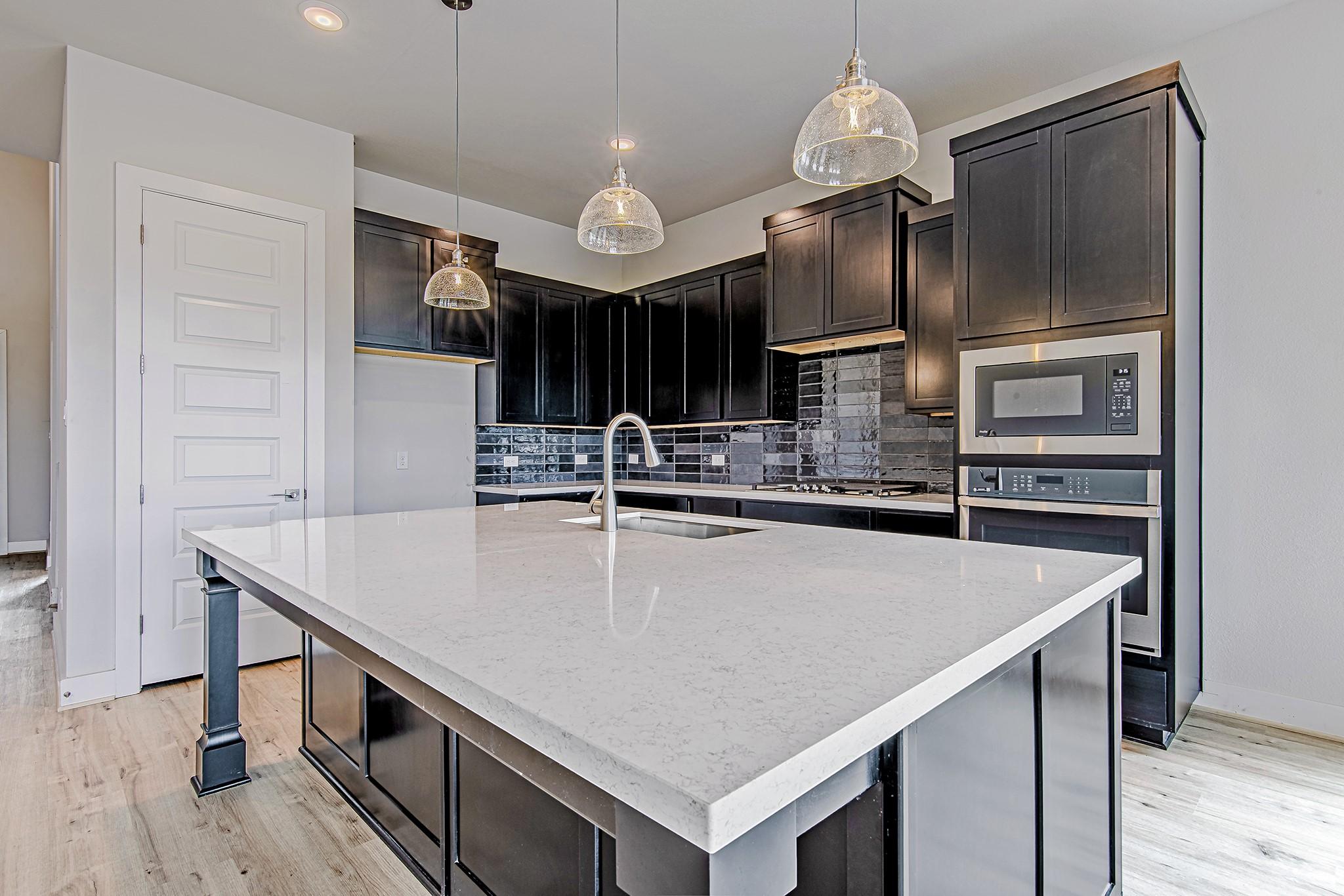 Image 3: Spacious island with quartz countertops and elegan