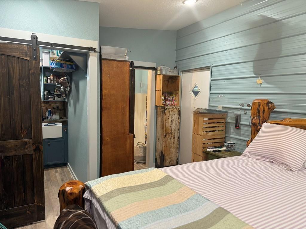 Image 4: Open living space feels like new.