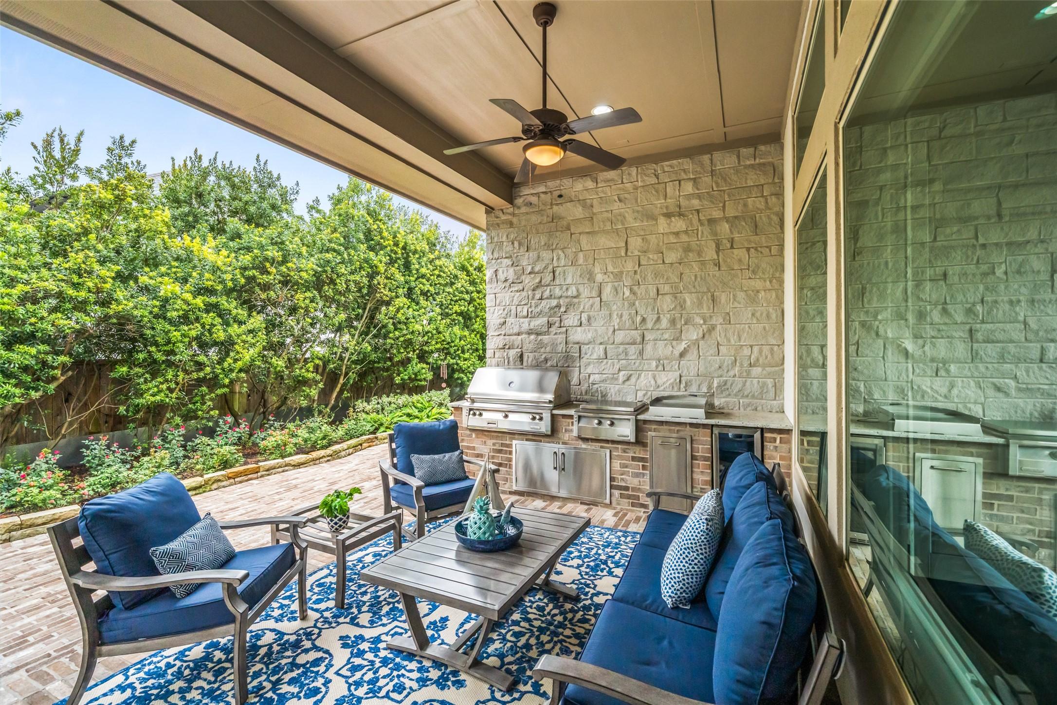 Image 3: OUTDOOR KITHCEN  Recent upgrade with THE best appl