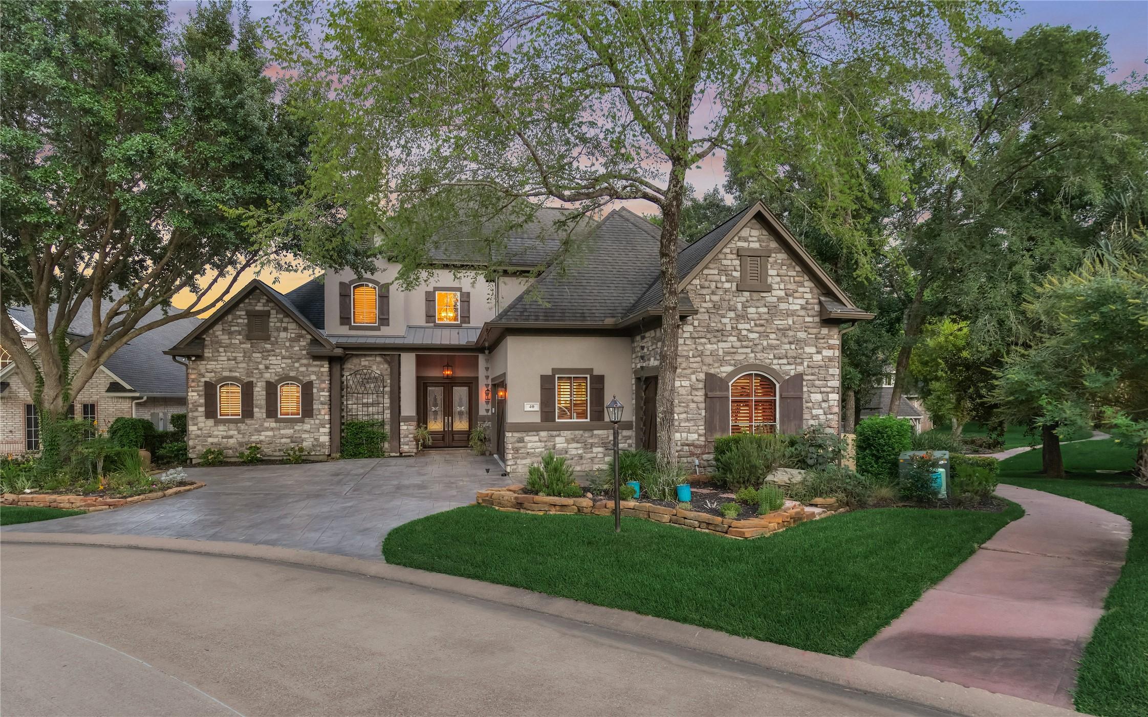 Image 4: Drive up to an enchanting cobblestone and stucco e