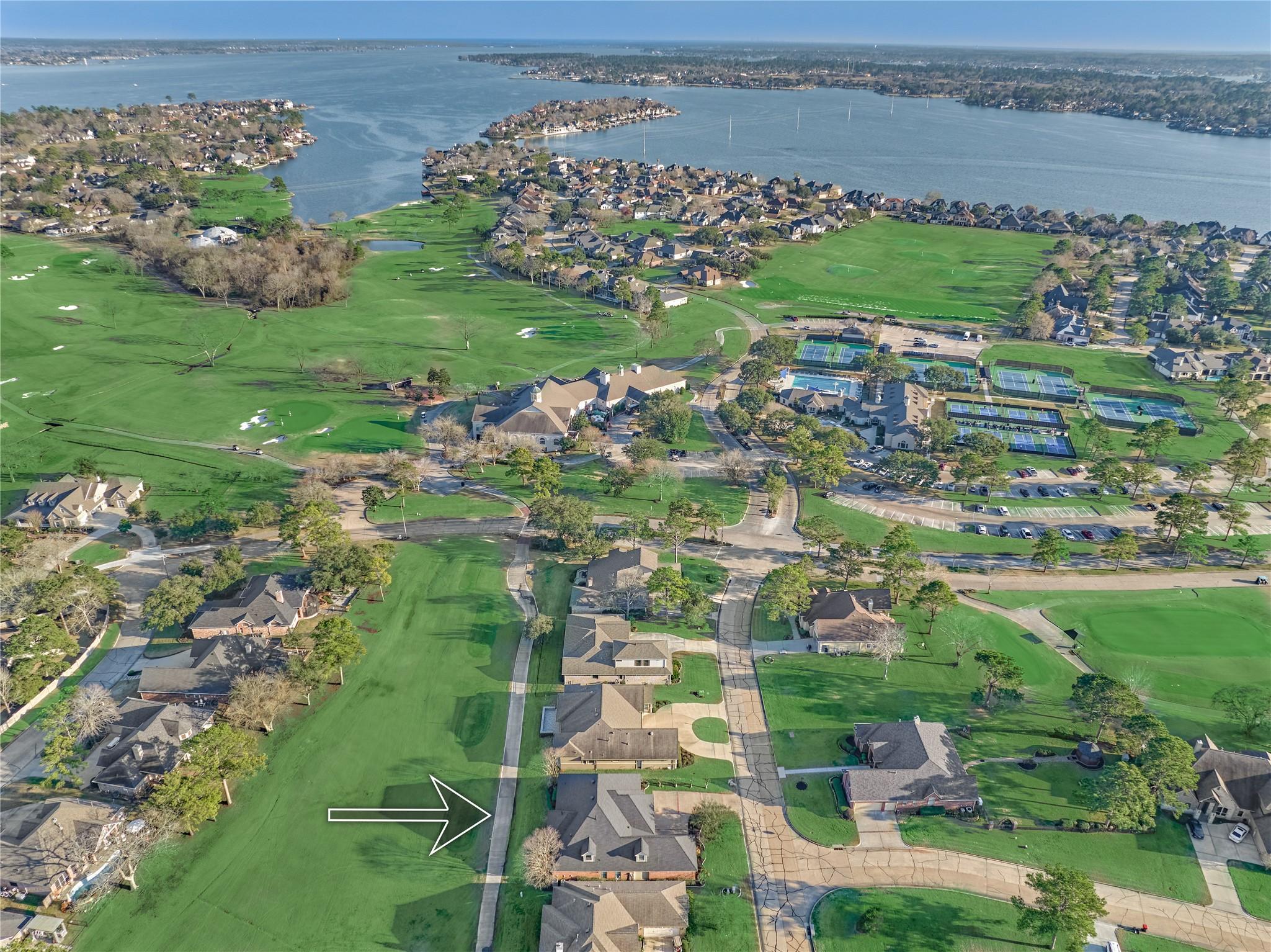 Image 2: Ideally located on the Weiskopf #1 and within walk