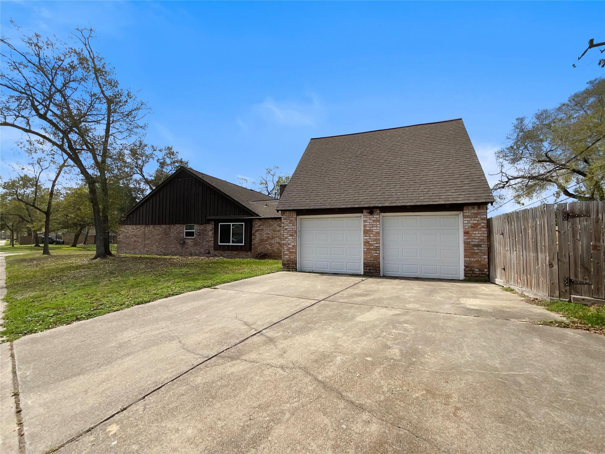 Image 4: Side garage