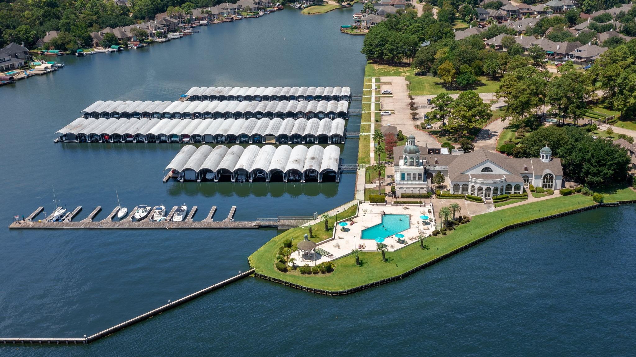 Image 3: Enjoy a full-service yacht club and private marina