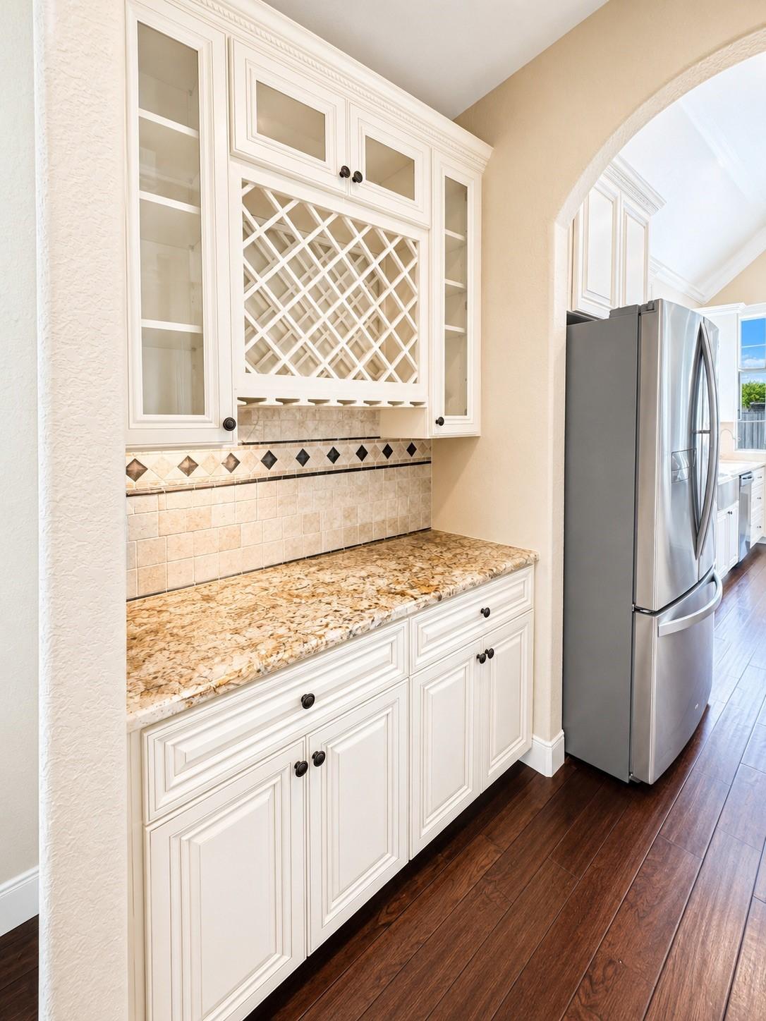 Image 4: Enjoy a seamless flow from the dining area into th