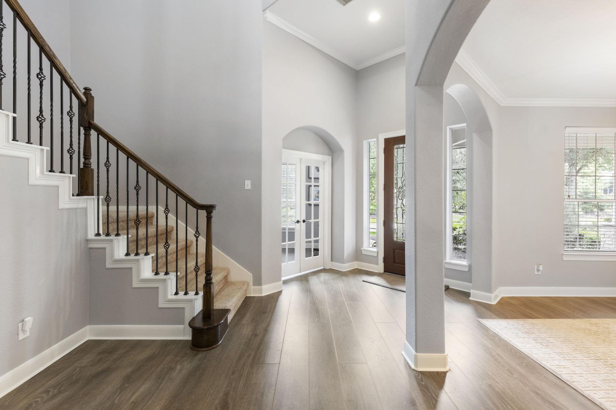 Image 4: Inviting entryway with high ceilings and abundant