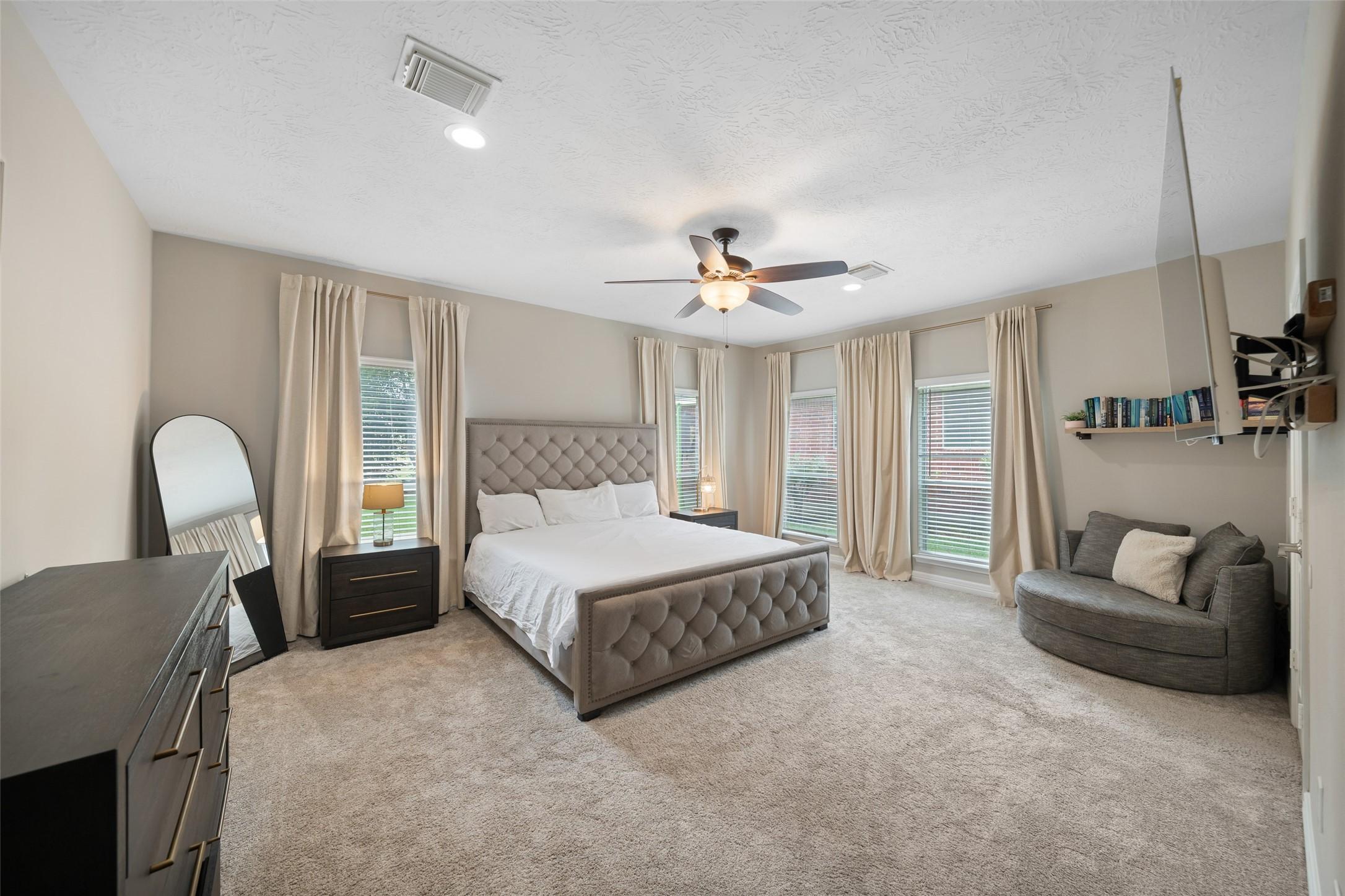 Image 4: Look at this huge primary bedroom!