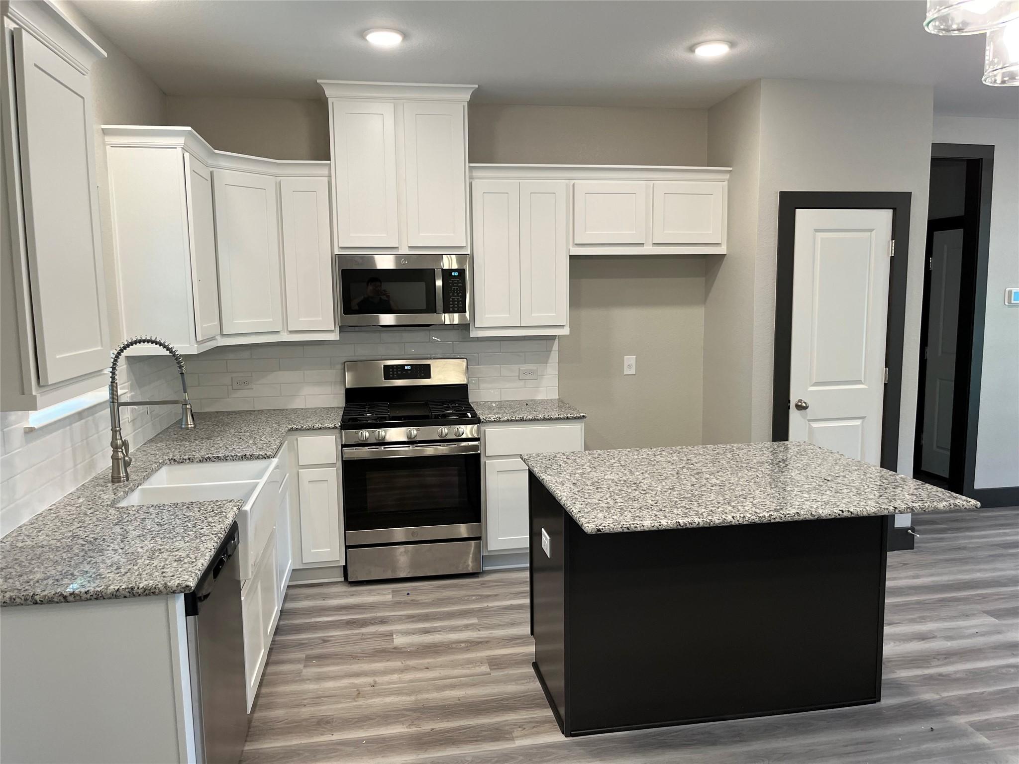 Image 4: Picture of a previous build. Color/options may var