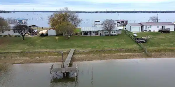 Image 3: View of Property from Cove toward Main Lake