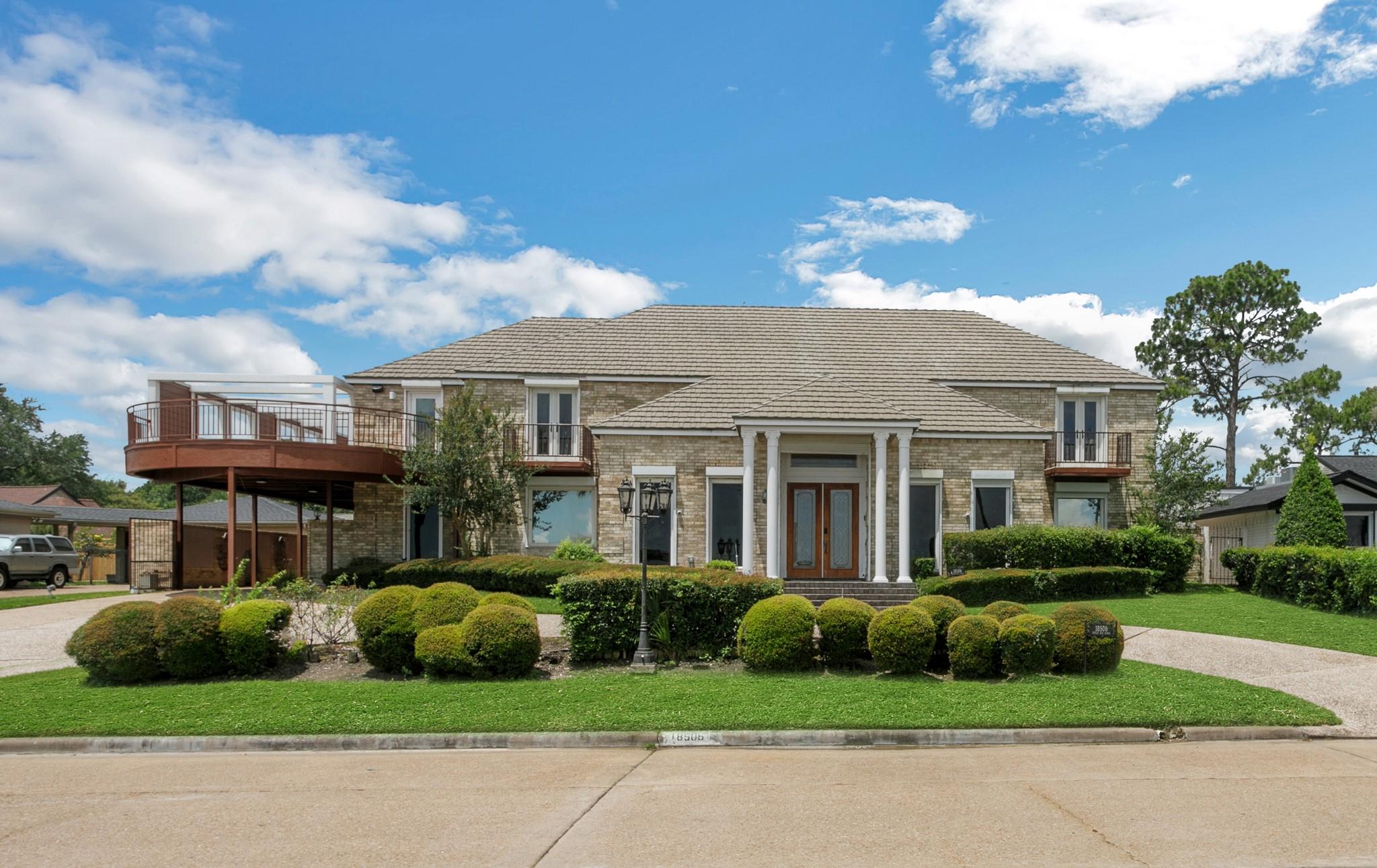 Image 1: Front Elevation with circular driveway