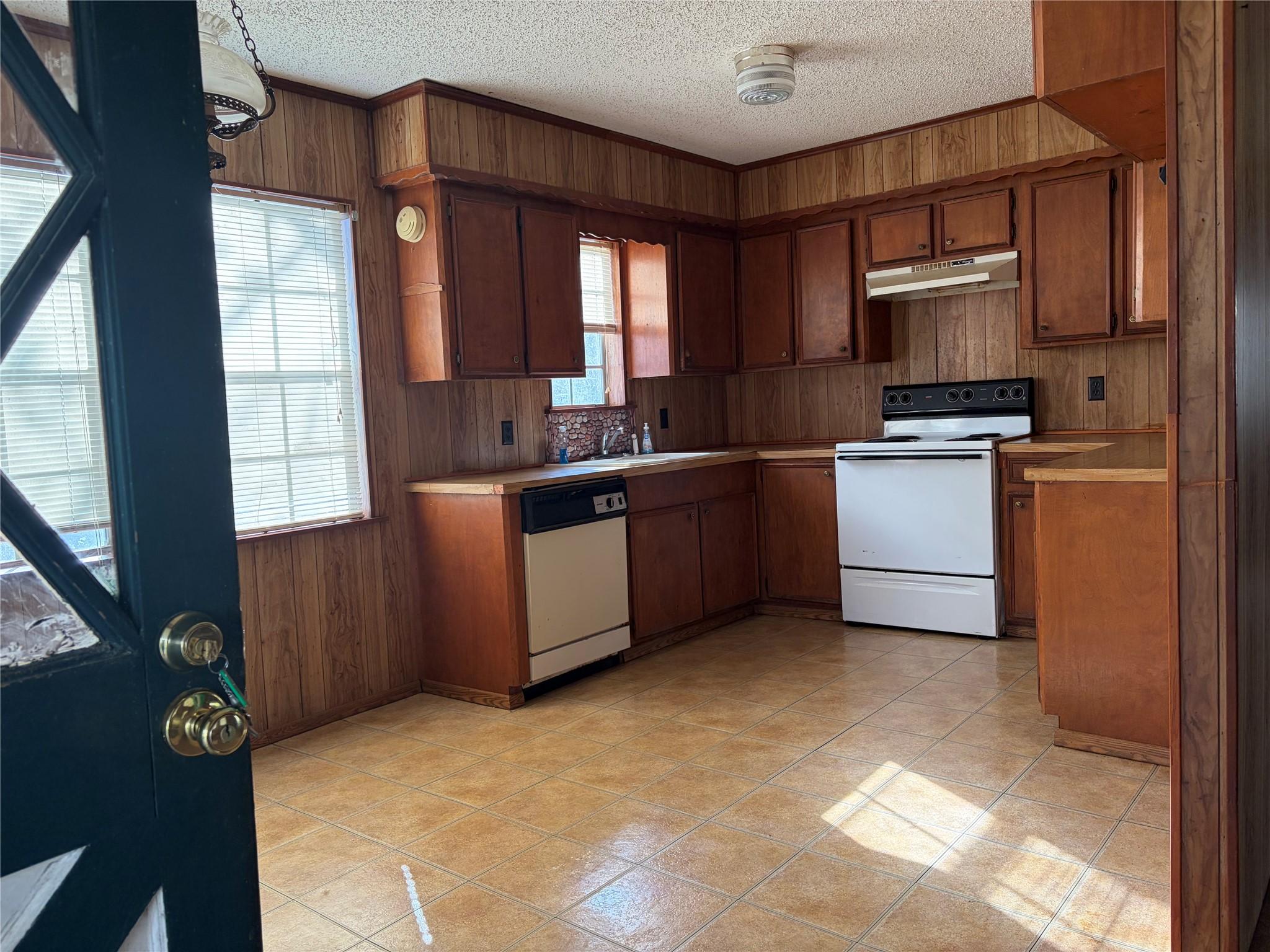 Image 4: entry to dinning and kitchen