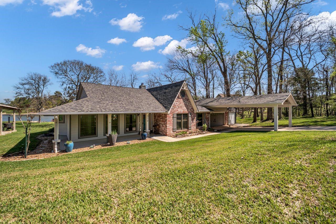 Image 4: Almost 1/2 an acre water front lot, this home has