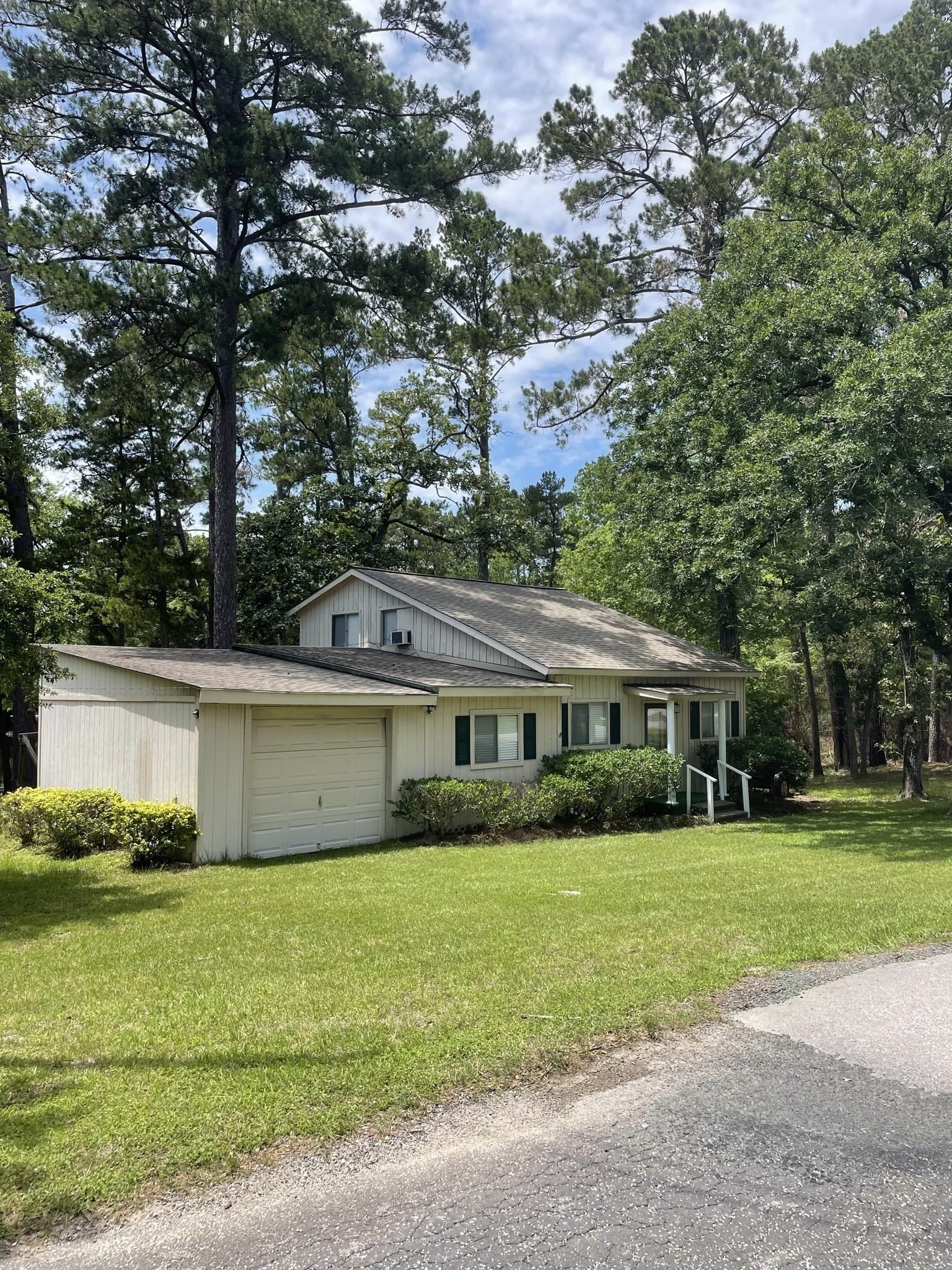 Image 2: Nice 5 bedroom home located on Lake Clair that is