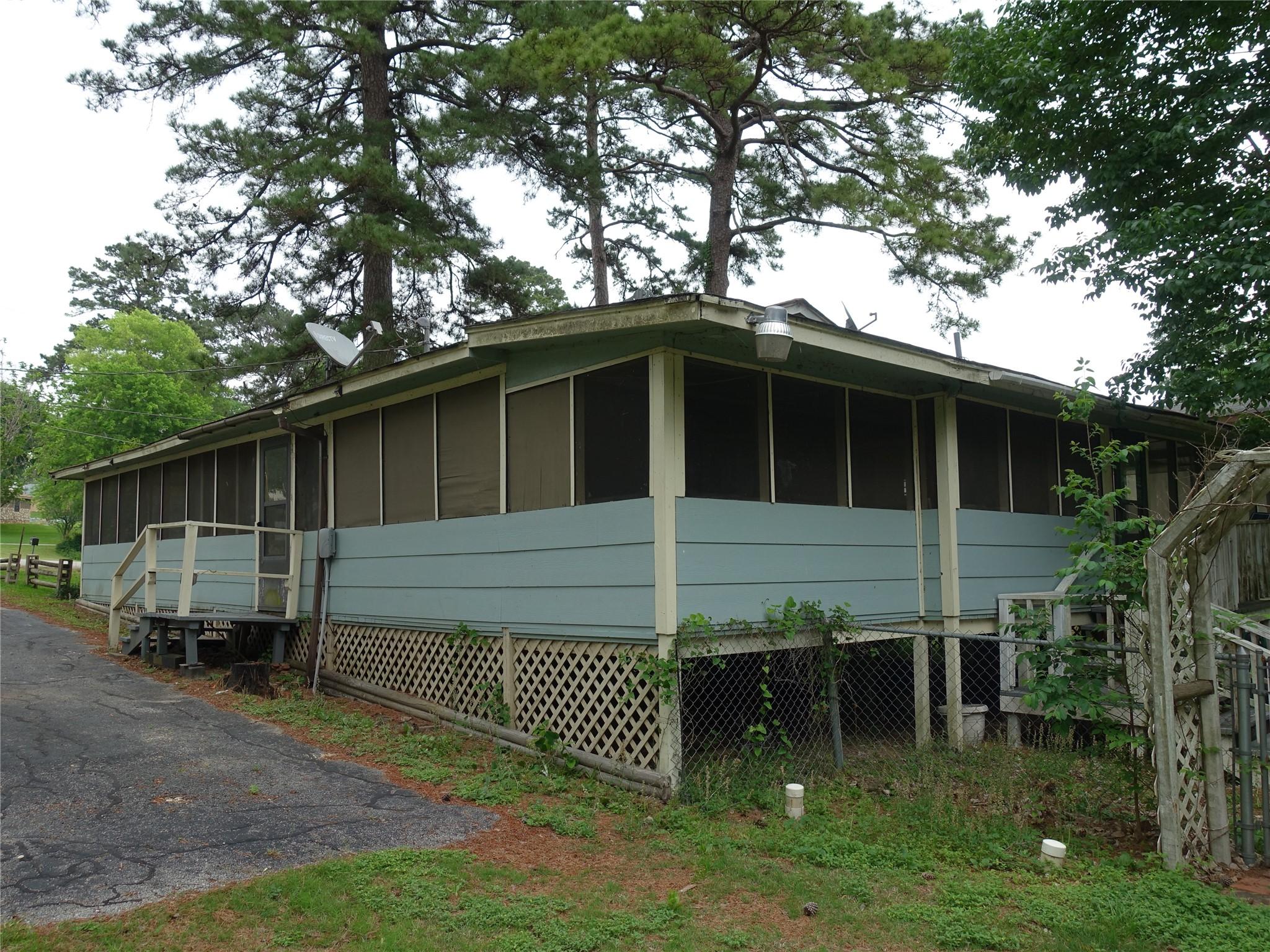 Image 4: View of the back and side of the home