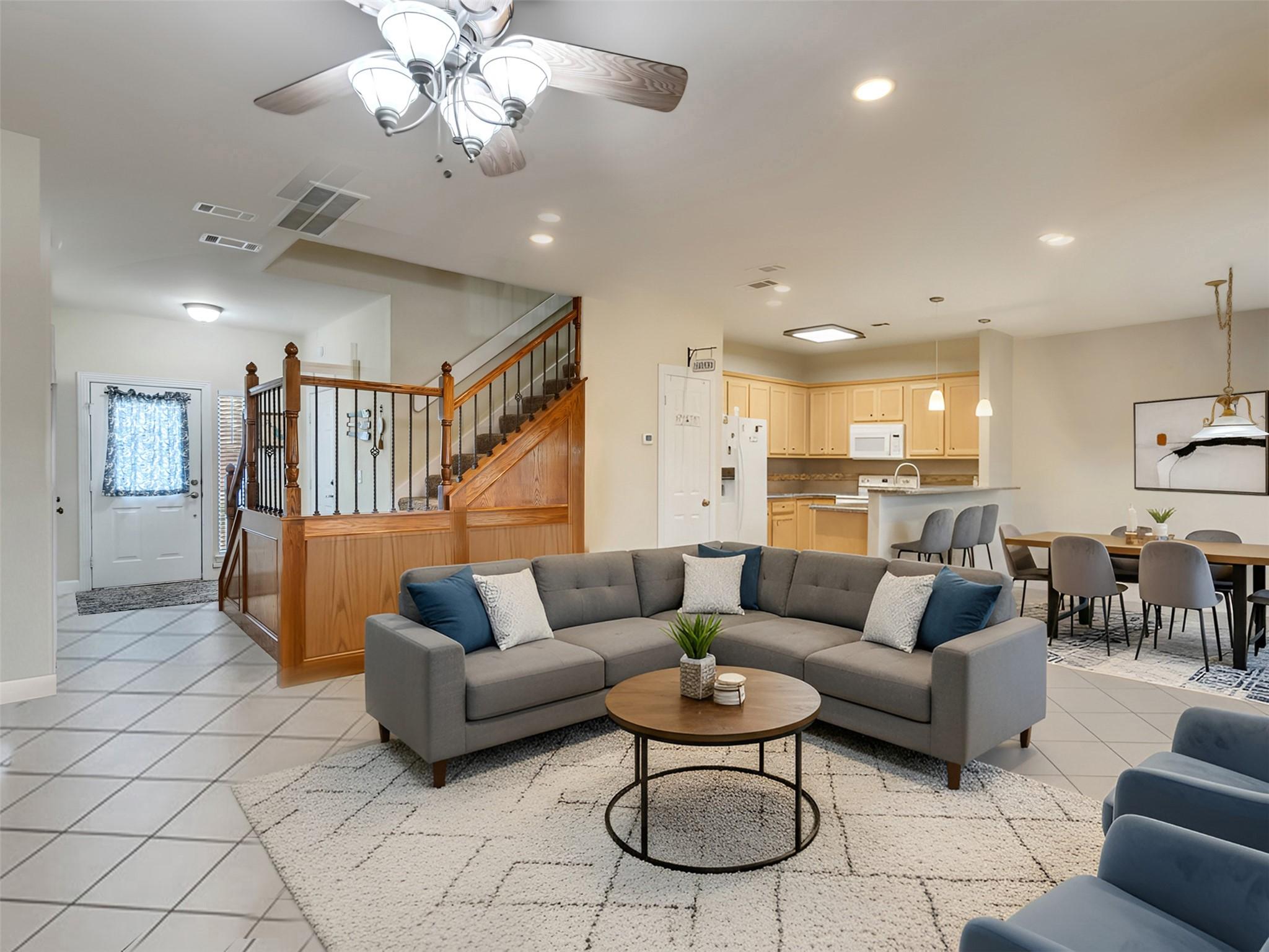 Image 4: Living room