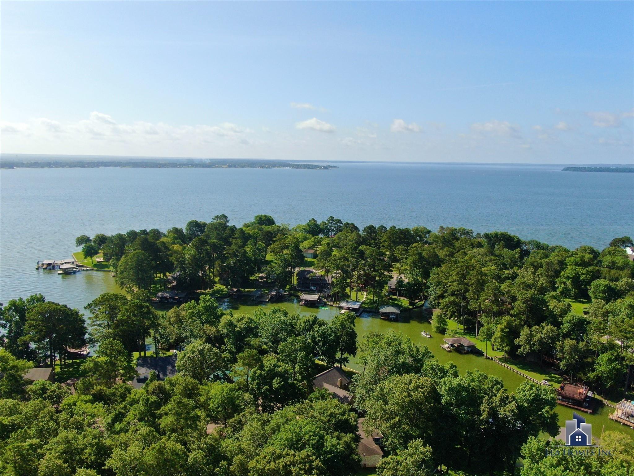 Image 3: Beautiful Lake Liivingston