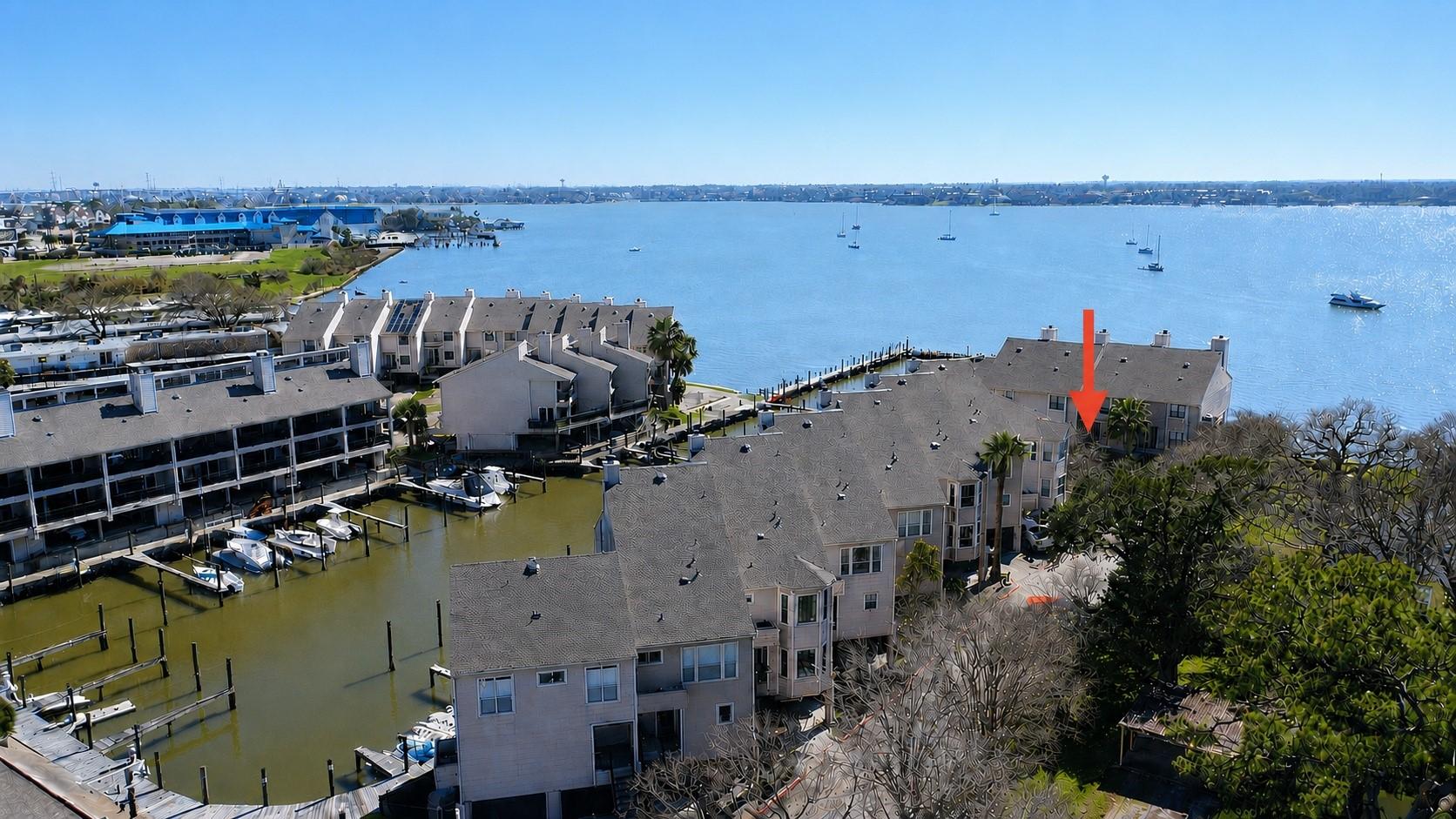 Image 4: Rare end unit..has fabulous views of the lake from