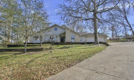 160 Lake Oaks Boulevard