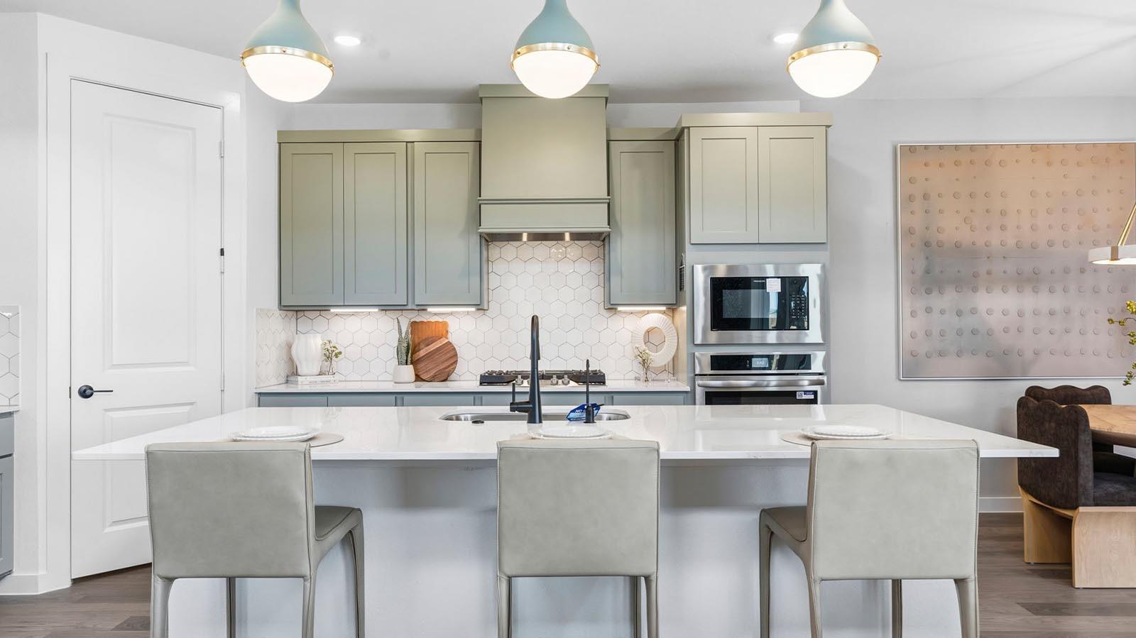 Image 1: Luxurious and spacious kitchen with quartz counter