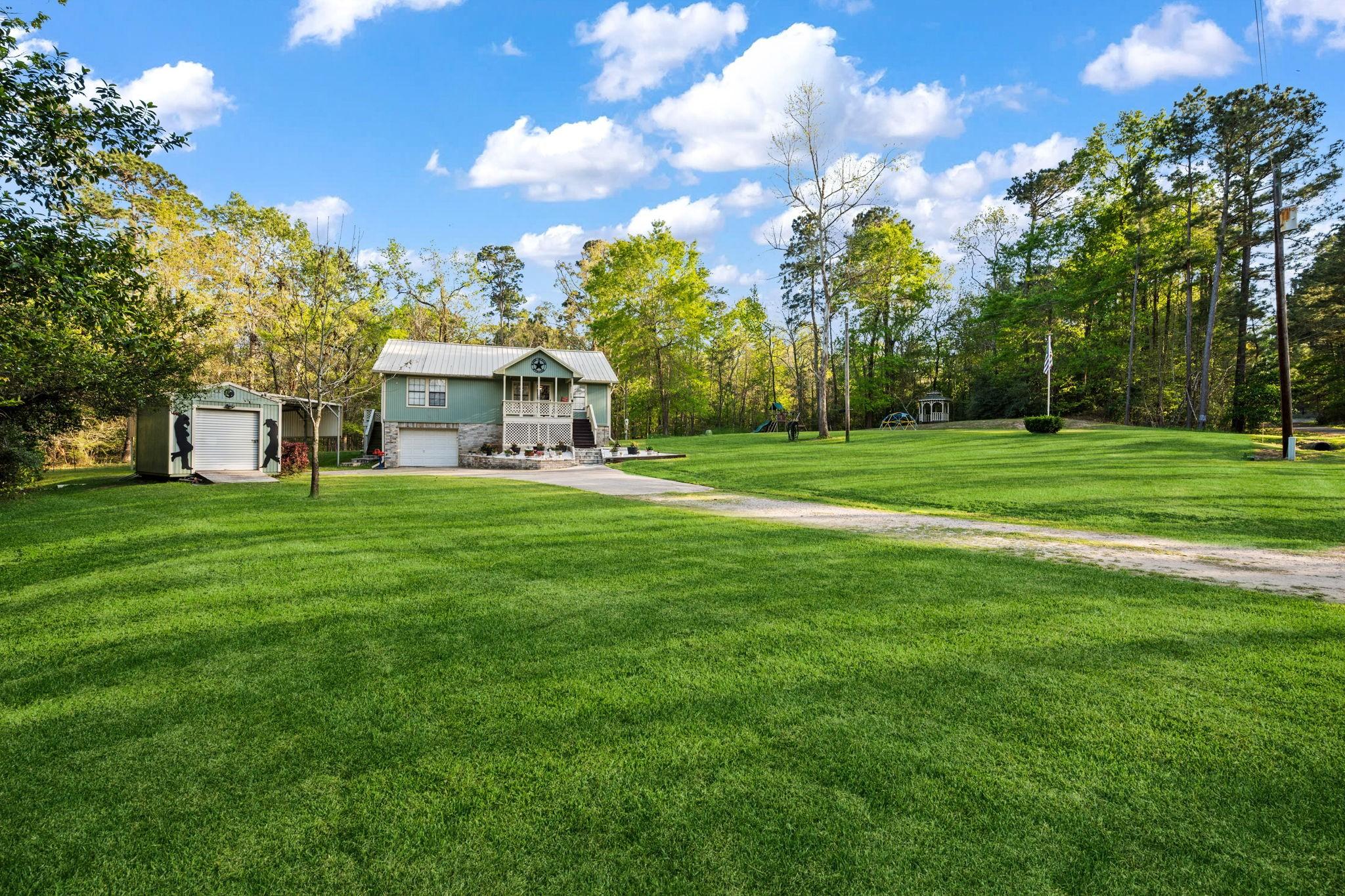 Image 3: Front Yard, great Lots