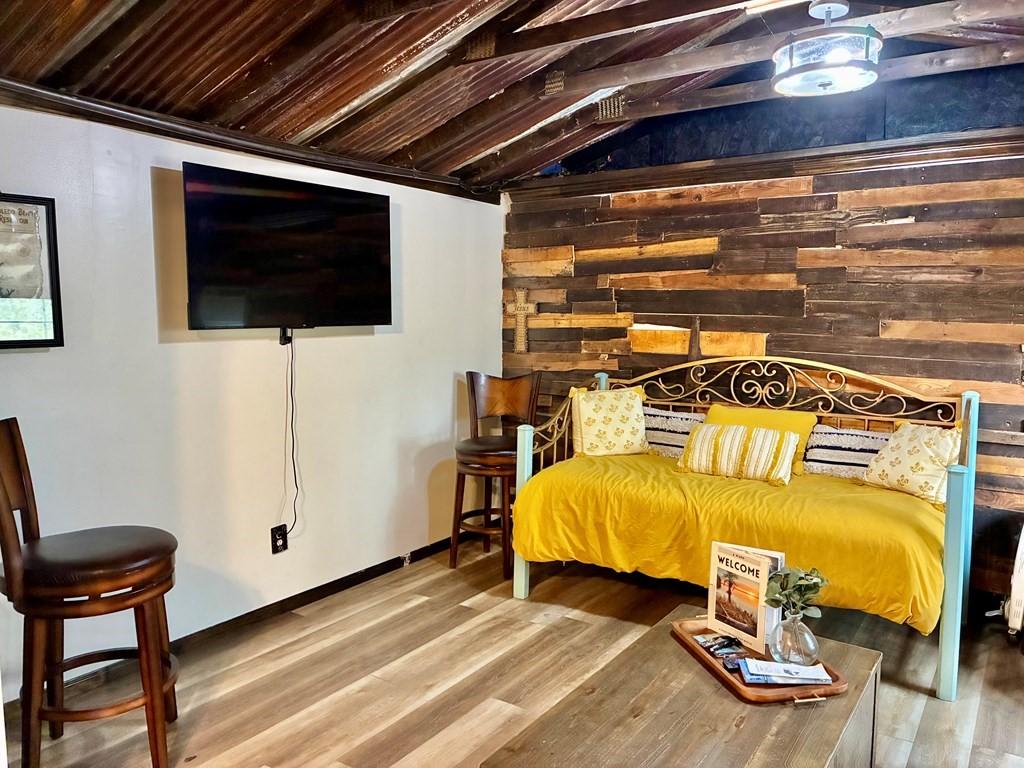 Image 3: Living space, lg. cabin