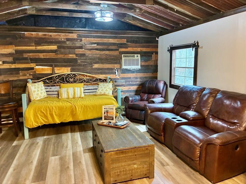 Image 4: Living space, lg. cabin
