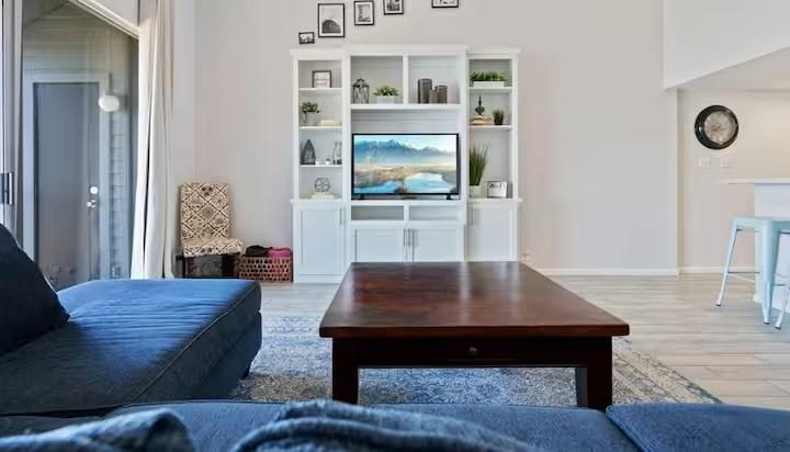 Image 3: Perfect space for relaxing or visiting with friend