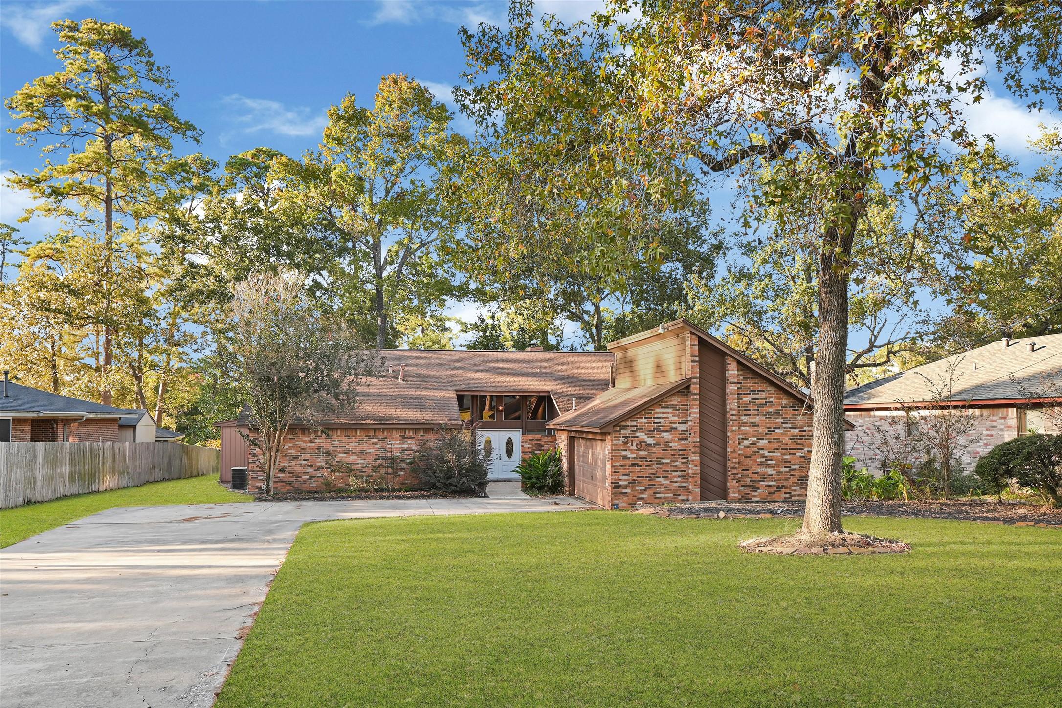 Image 4: Property on very LARGE LOT 14,926 sqft, lot of upd