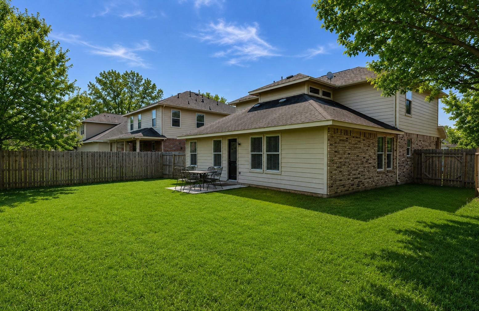 Image 3: Large backyard