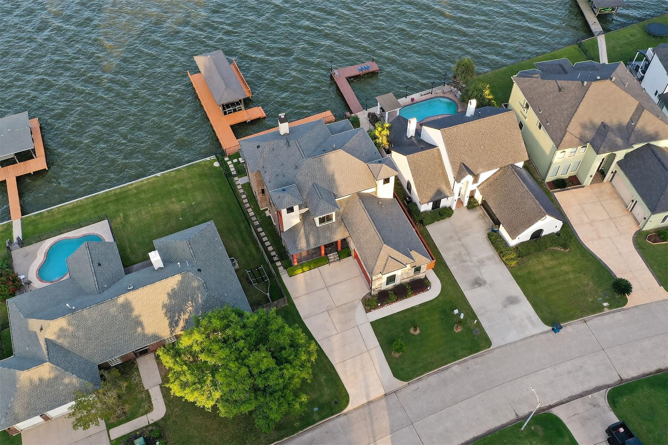 Image 4: LAKEFRONT w/ a boat lift!