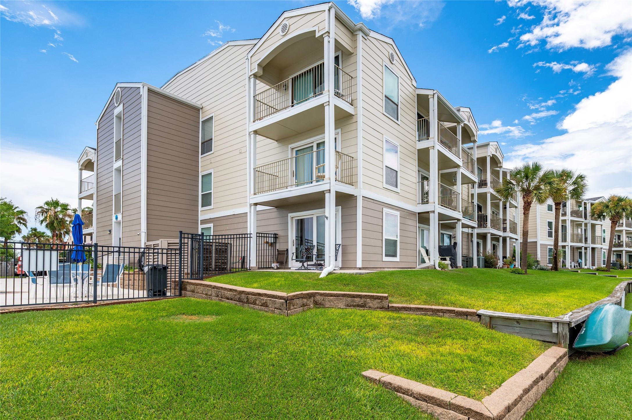 Image 3: Corner unit with the best views of the lake, boat