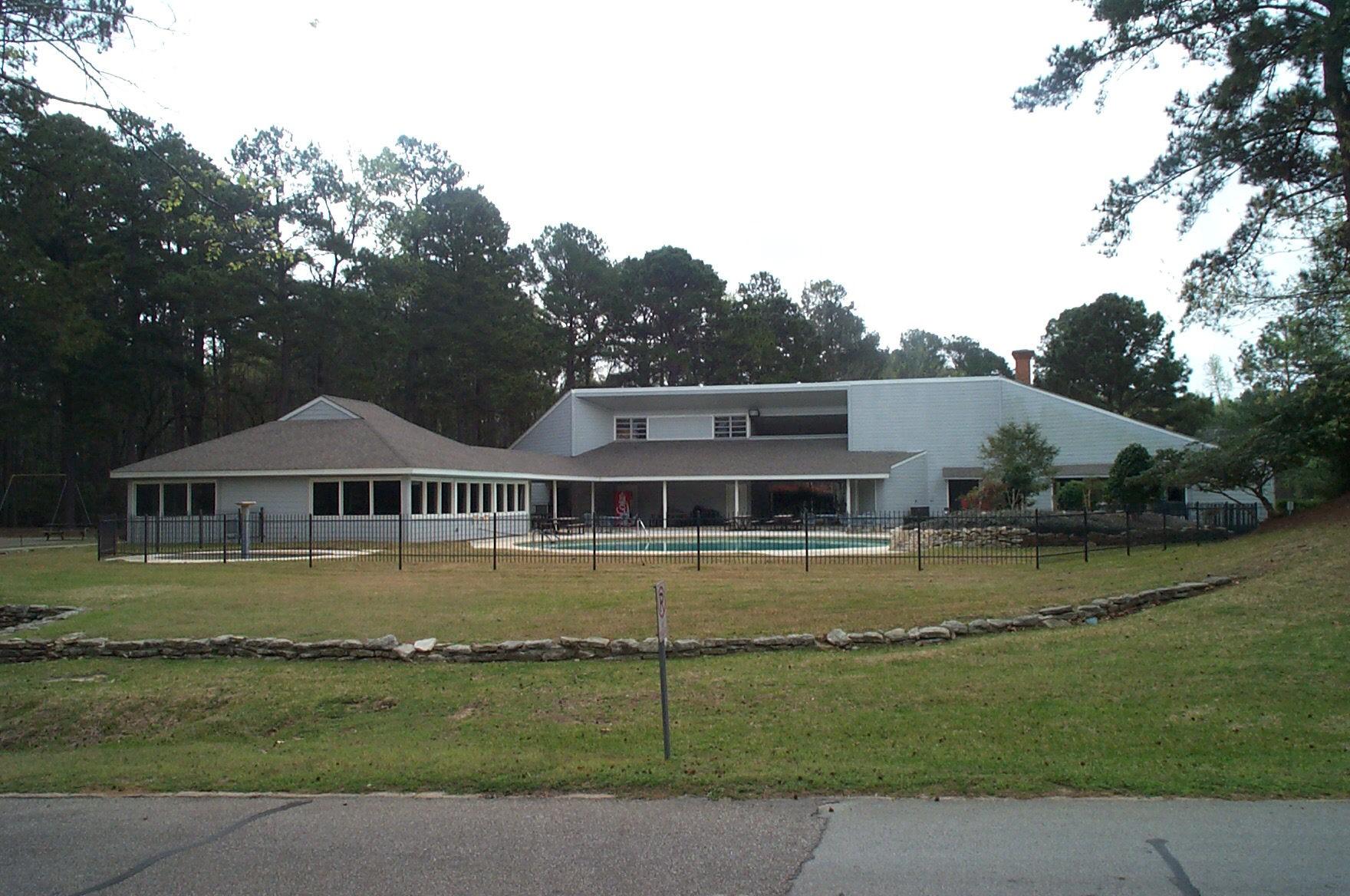 Image 4: Club house