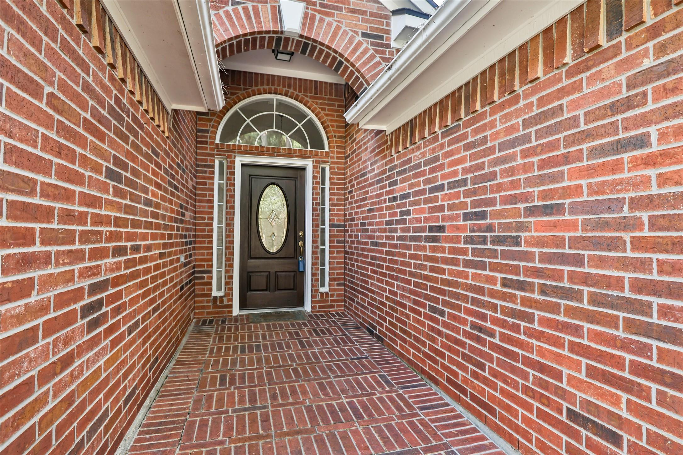 Image 3: Entry way to the front door