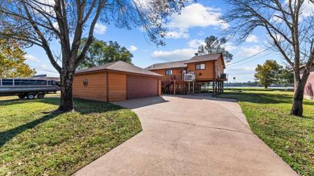 10 Shady Oaks Drive