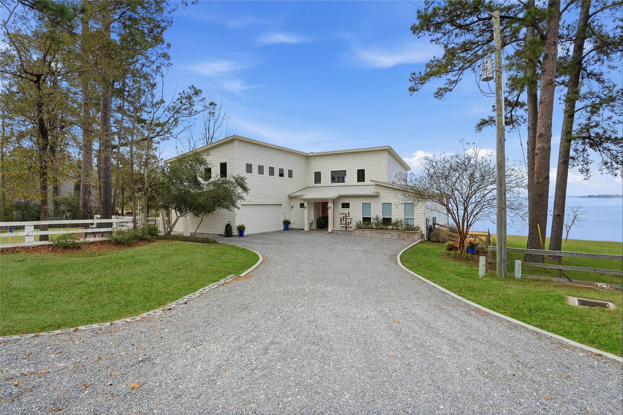 Image 3: Expansive gravel driveway with space for 10+ parke