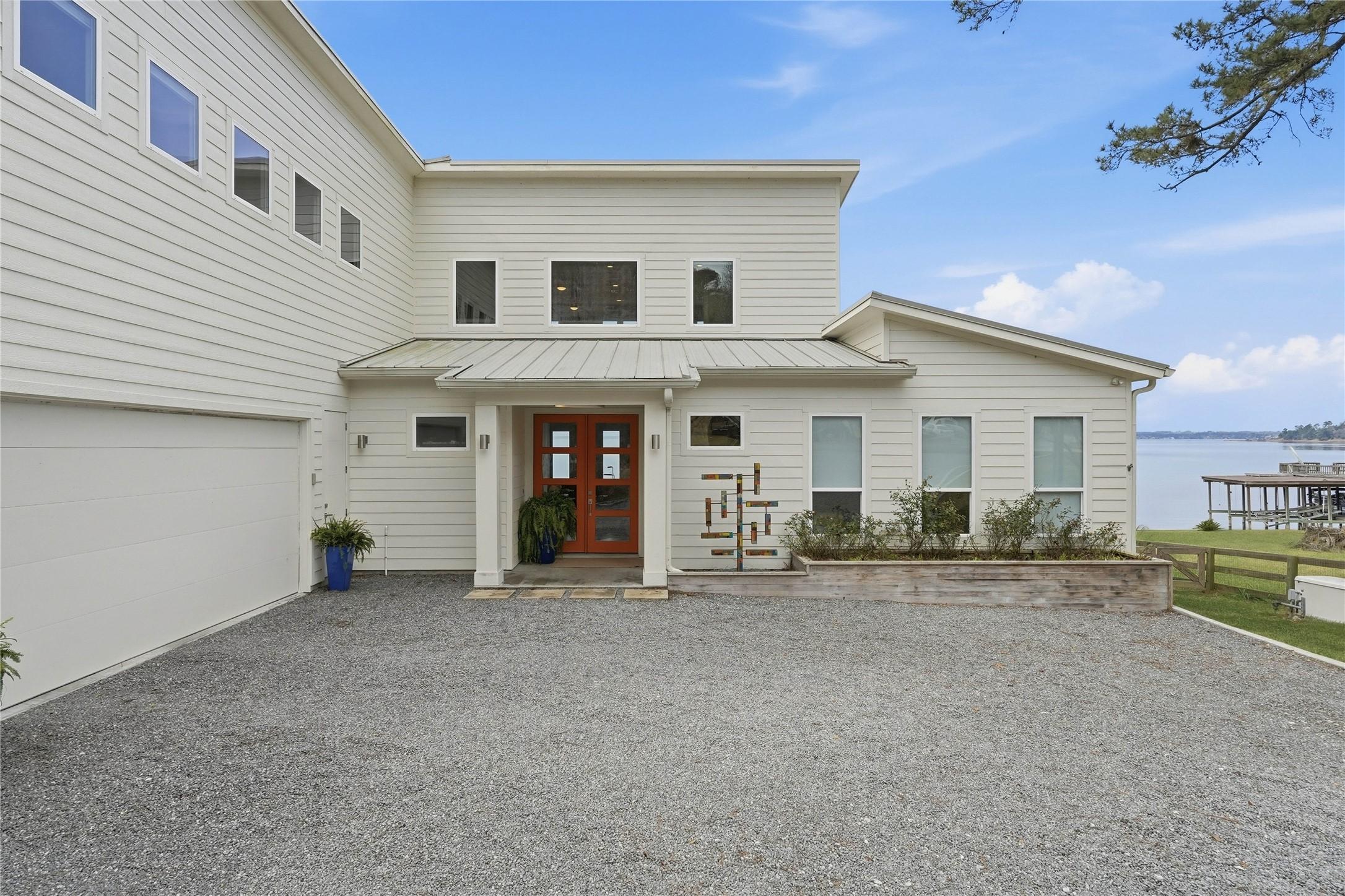 Image 4: Welcoming entry with double front doors.