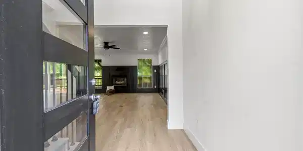 Image 3: Welcome in!