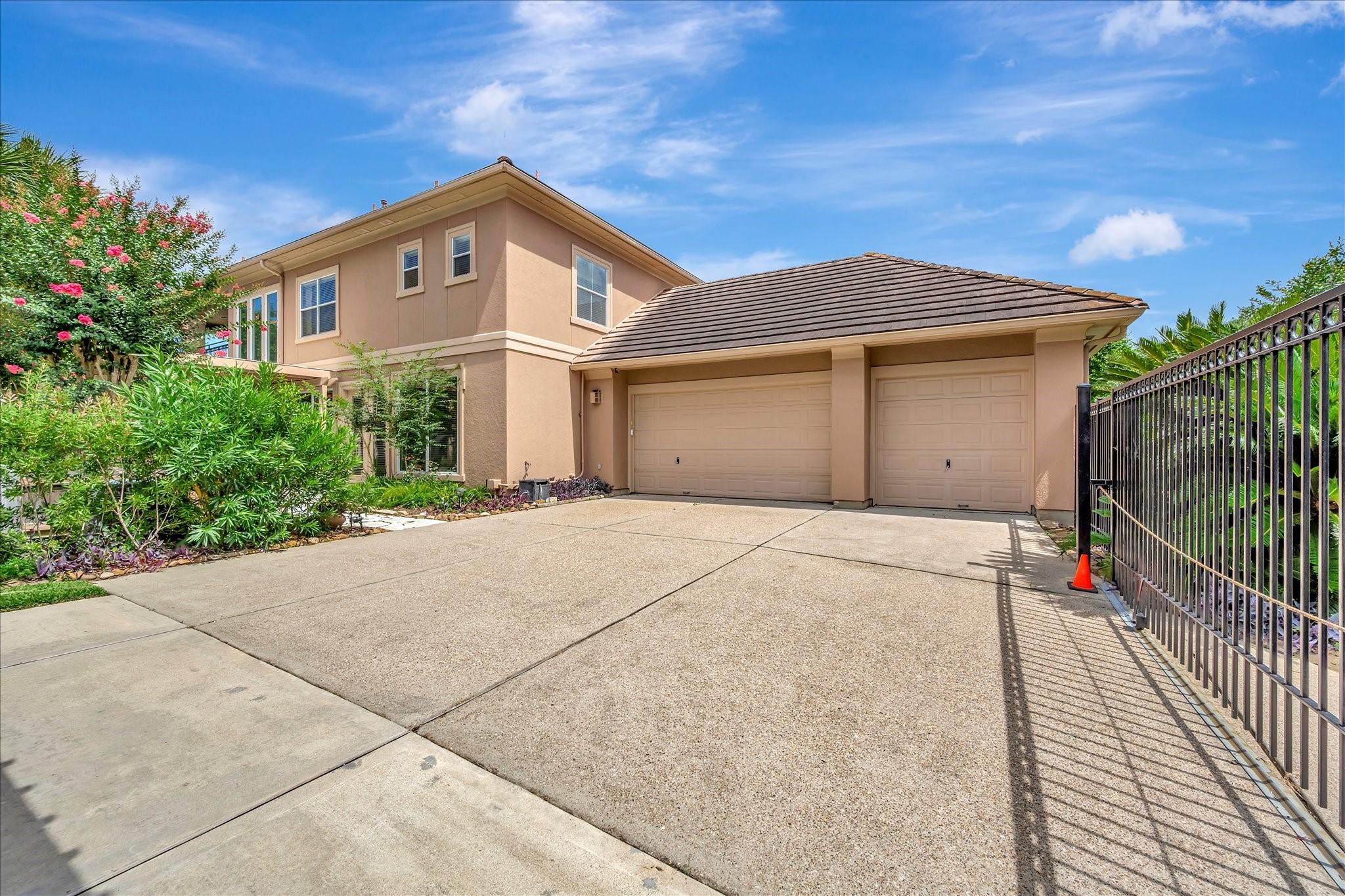 Image 2: HIGHLY SOUGHT AFTER 3 CAR GARAGE AND 2 CAR PORTE C