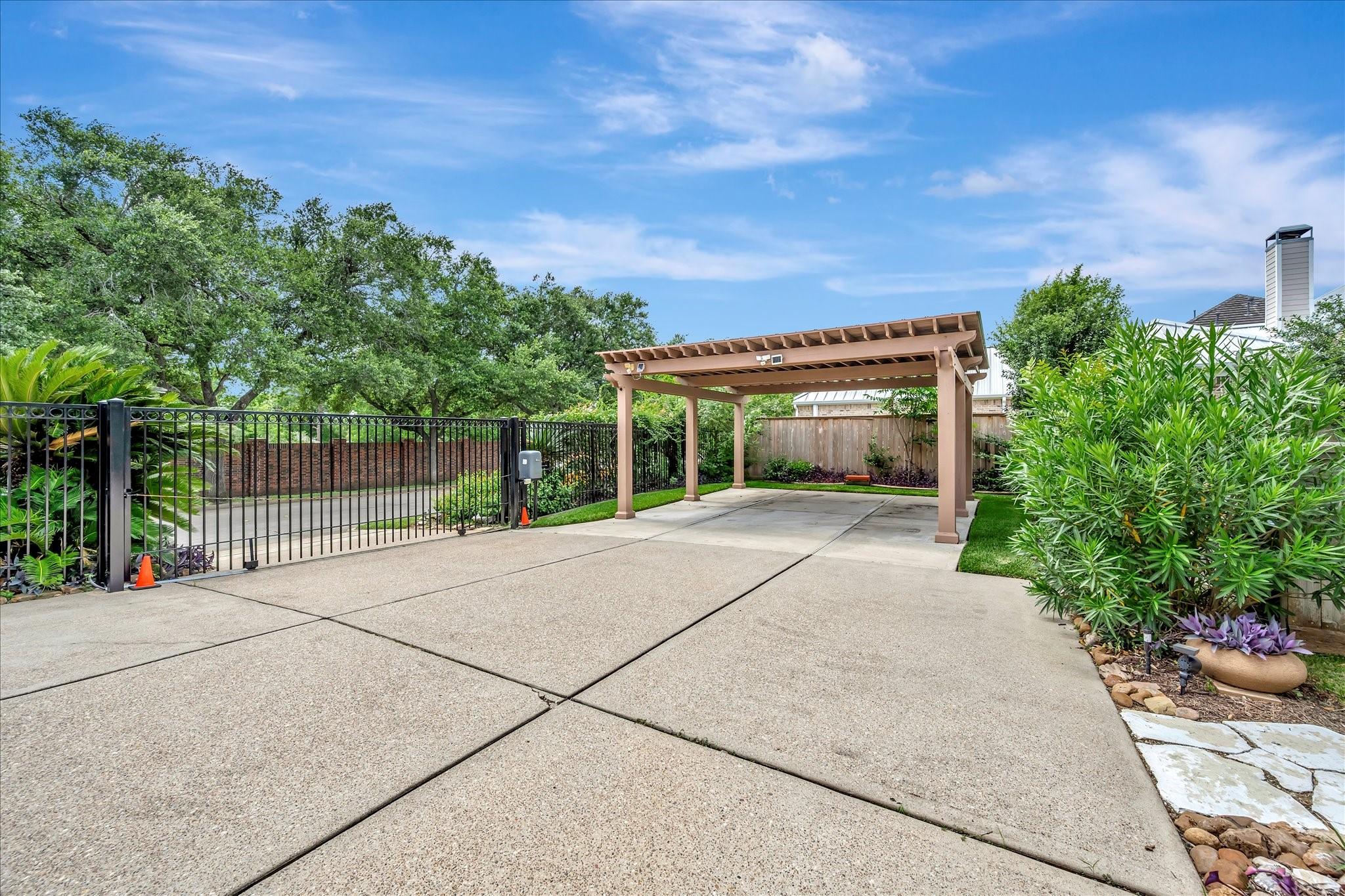 Image 3: PRIVATE GATED DRIVE AND ADDITIONAL 2 CAR PORTE COC