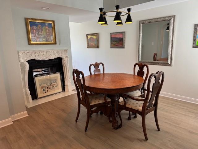 Image 3: Double fireplace in dining room
