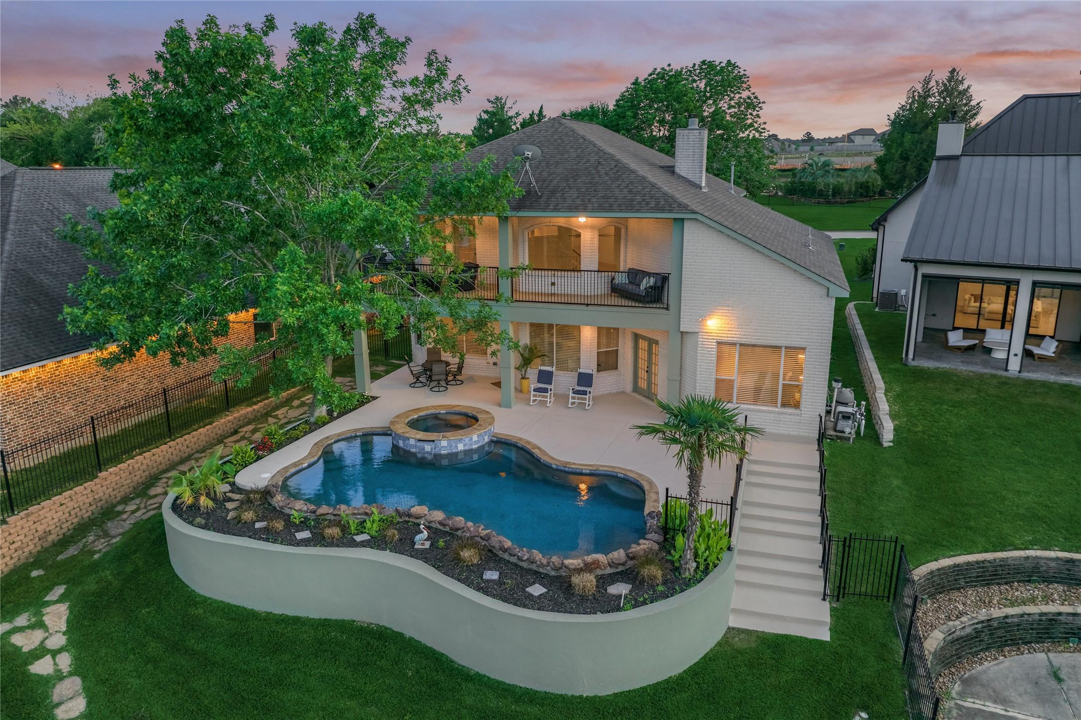 Image 3: Fabulous backyard oasis designed for seamless indo