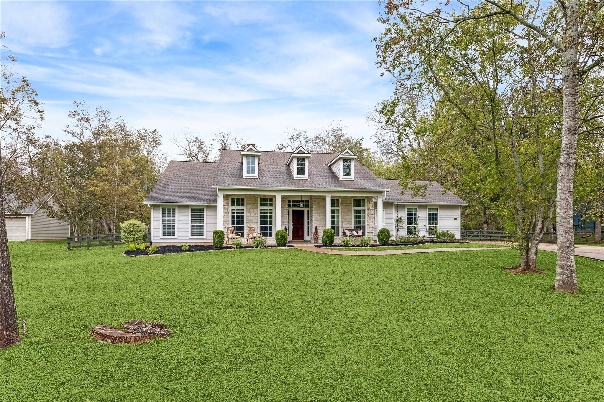 Image 3: This extraordinary riverfront setting offer the es