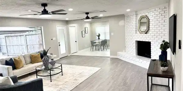 Image 4: Spacious Family Room* Recessed lights* Twin Fans*
