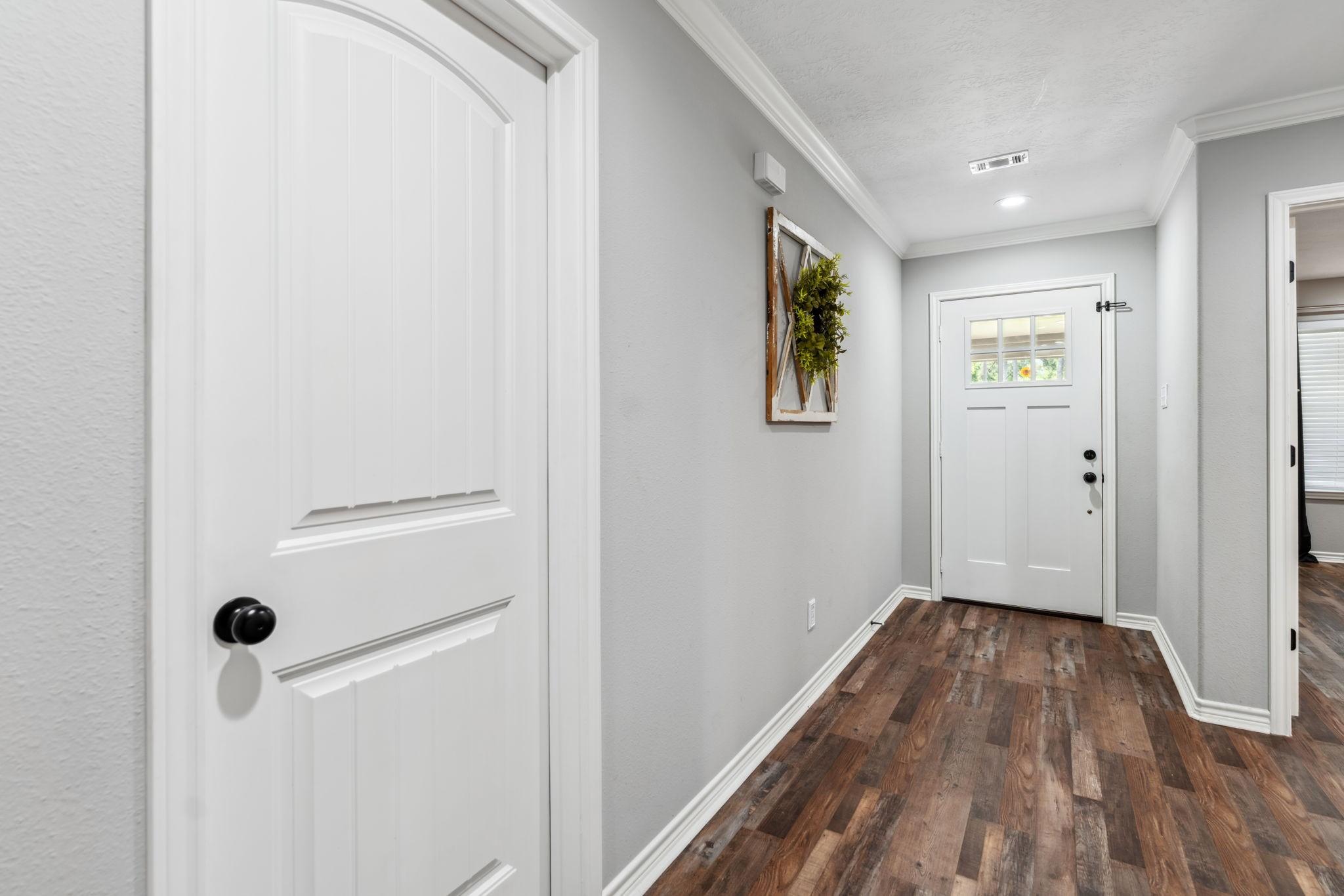 Image 3: Spacious entryway