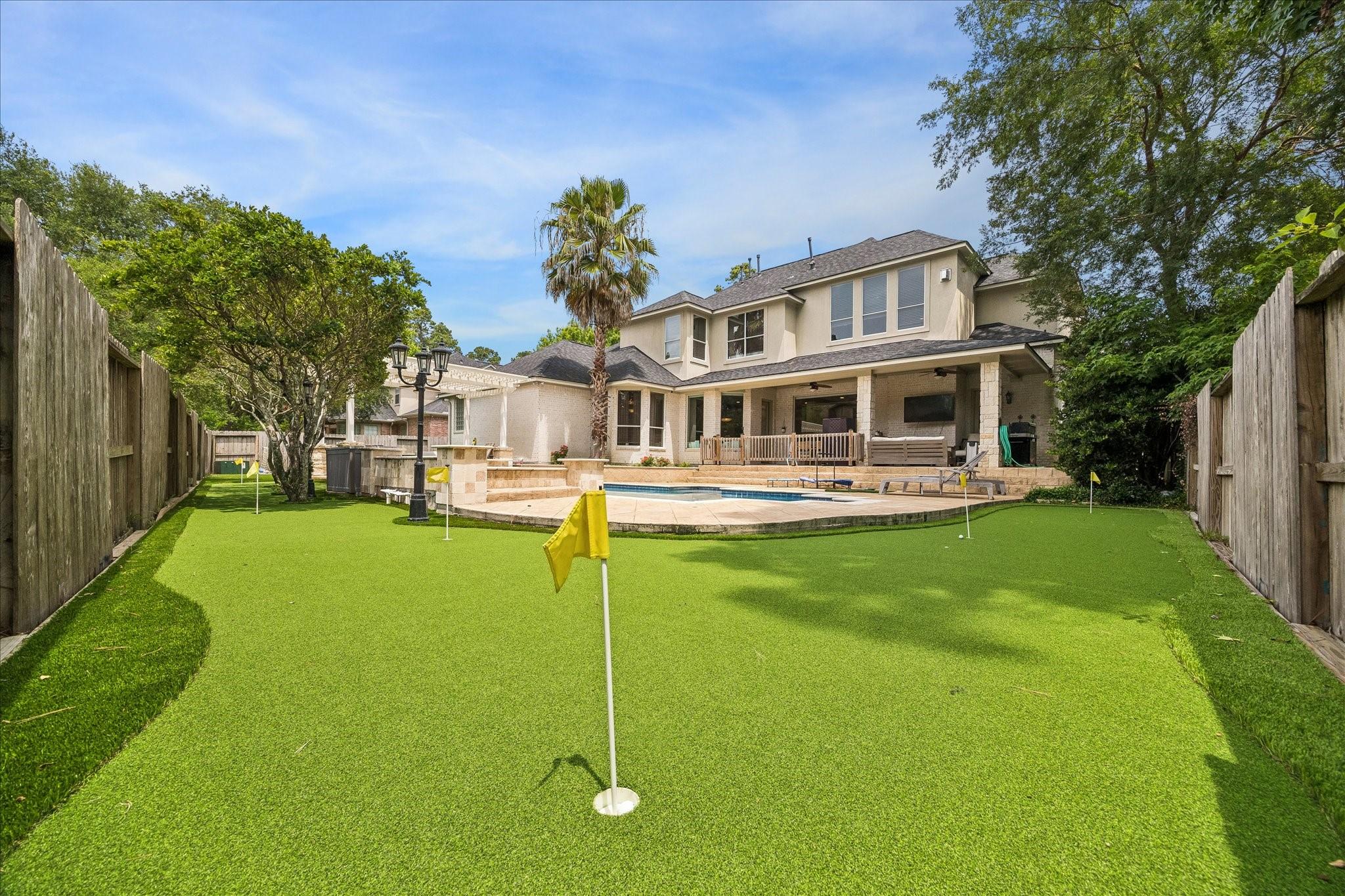 Image 4: Practice your short game on the private 6-hole put