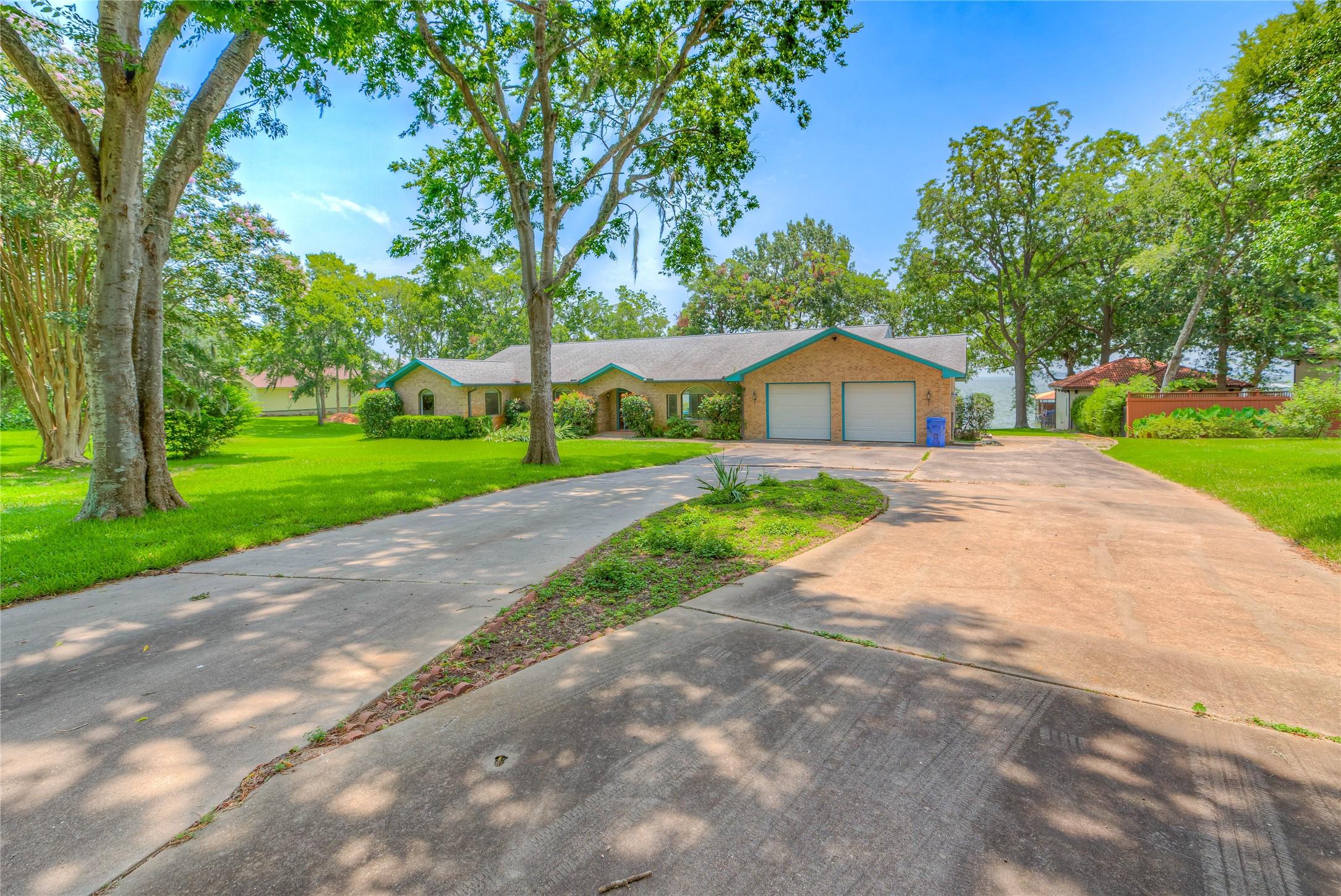 Image 1: Magnificent 2 acre Lake Livingston waterfront prop