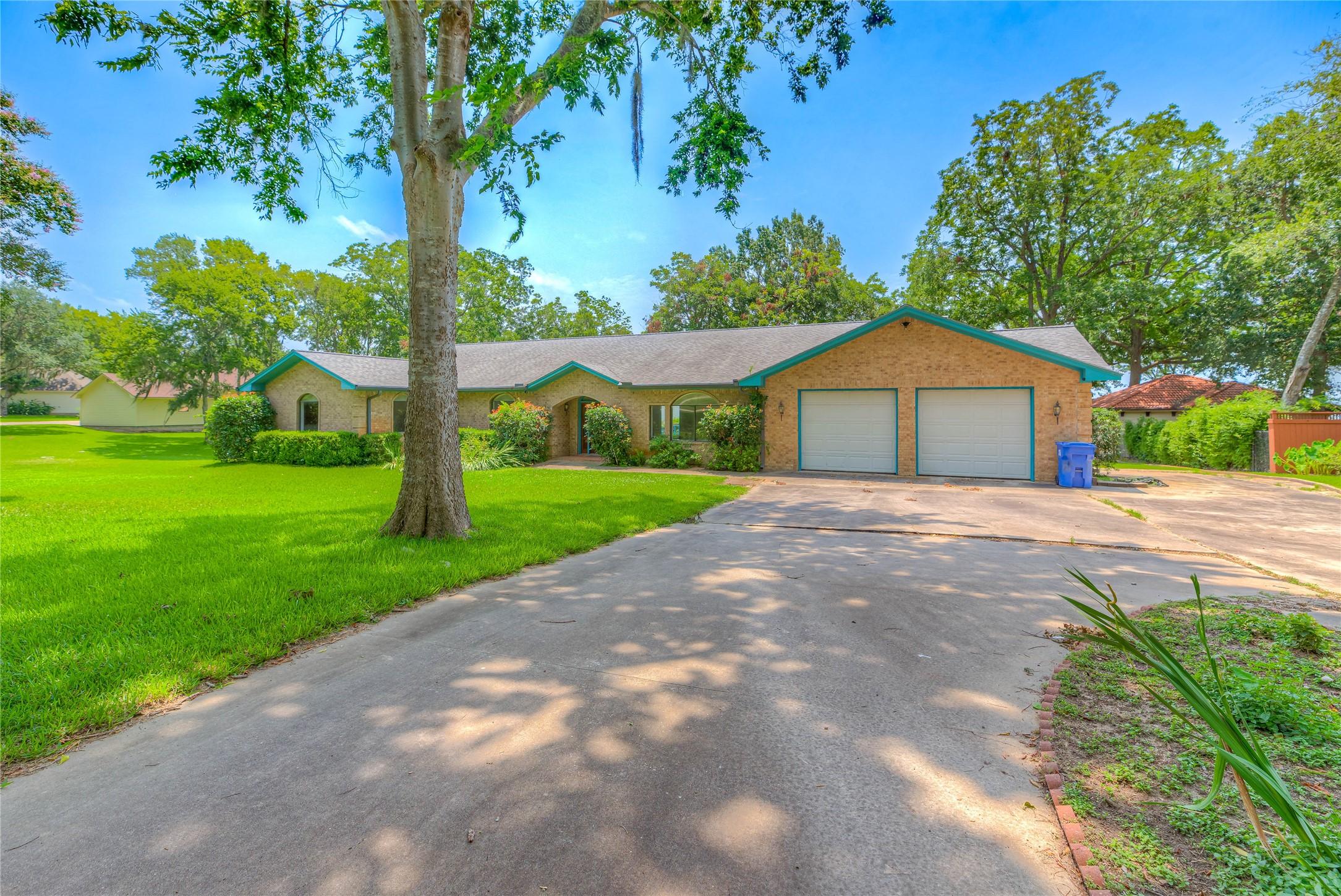Image 3: Long grand driveway.