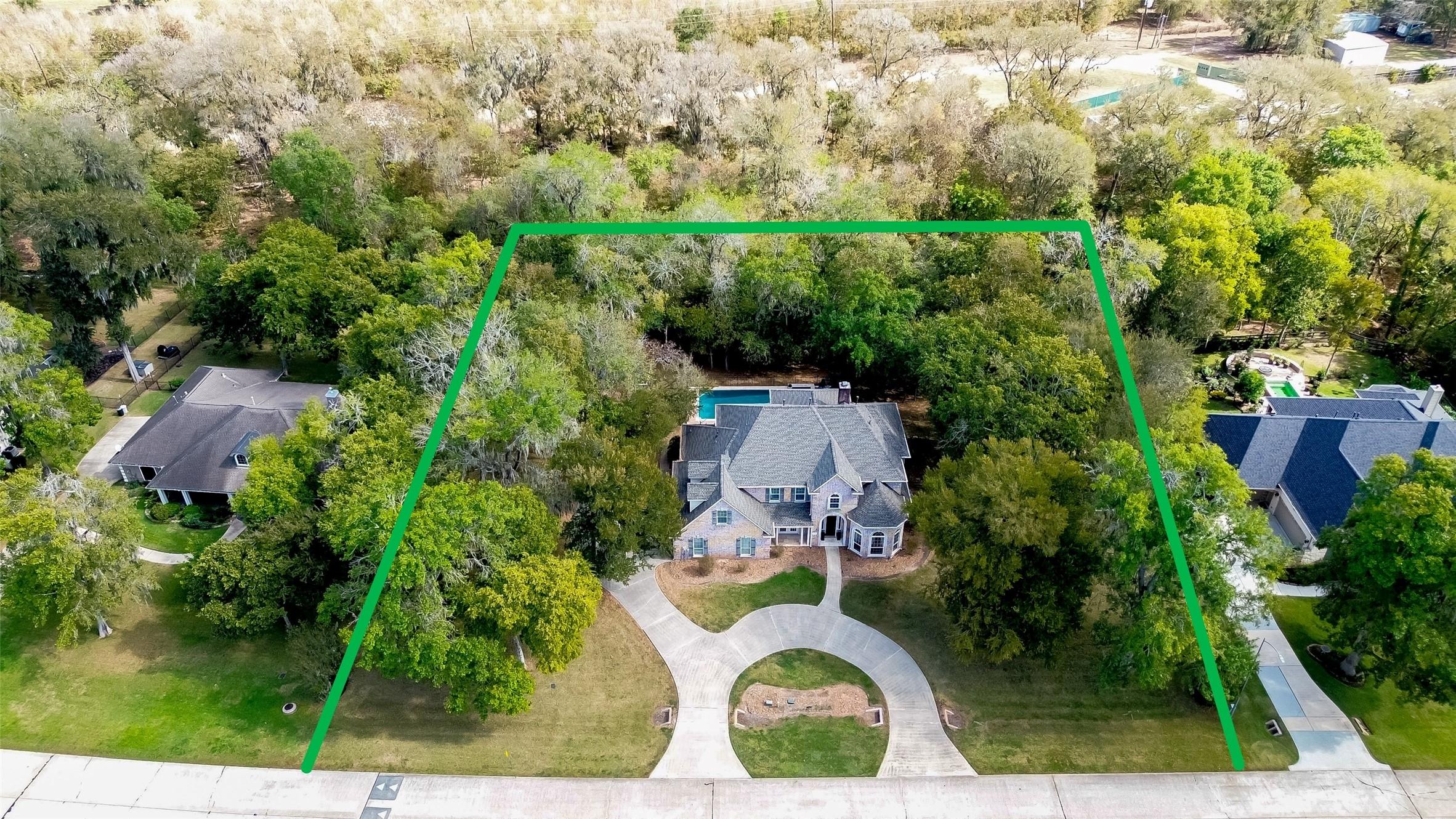 Image 2: Perfectly positioned on 1.09 acres across two lots