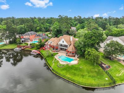 15 Shoreline Point Drive