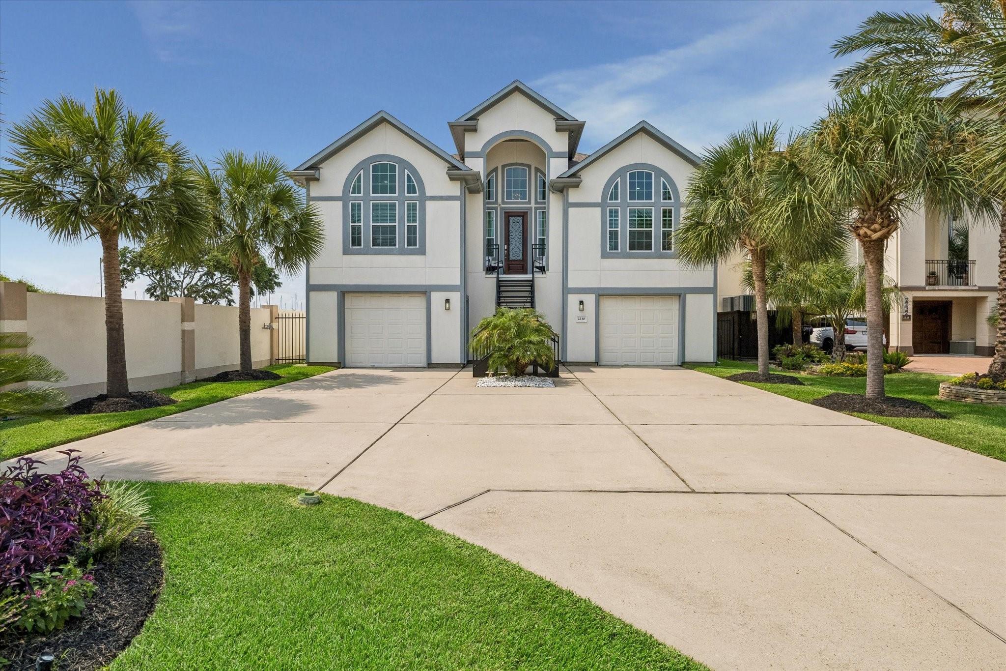 Image 2: Expansive driveway offers generous parking.