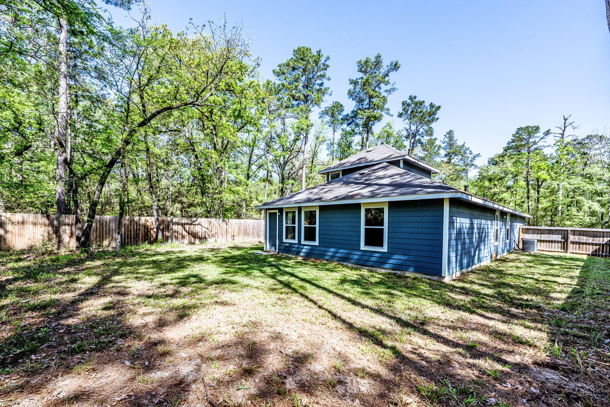 Image 3: Fully fenced backyard.